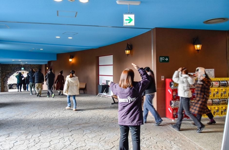 避難時の姿勢を指示しながら誘導する様子