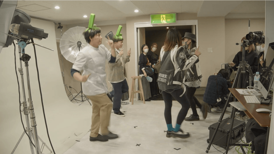 舞台裏でダンスの練習をするチョコレートプラネットさん