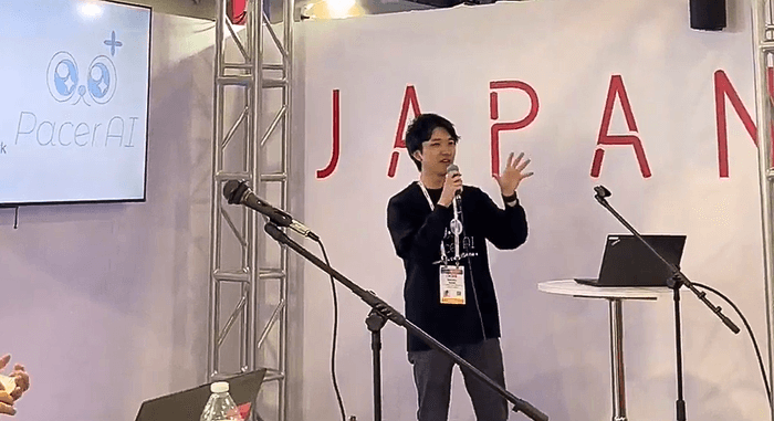 2年目社員による英語でのプレゼンテーションの様子