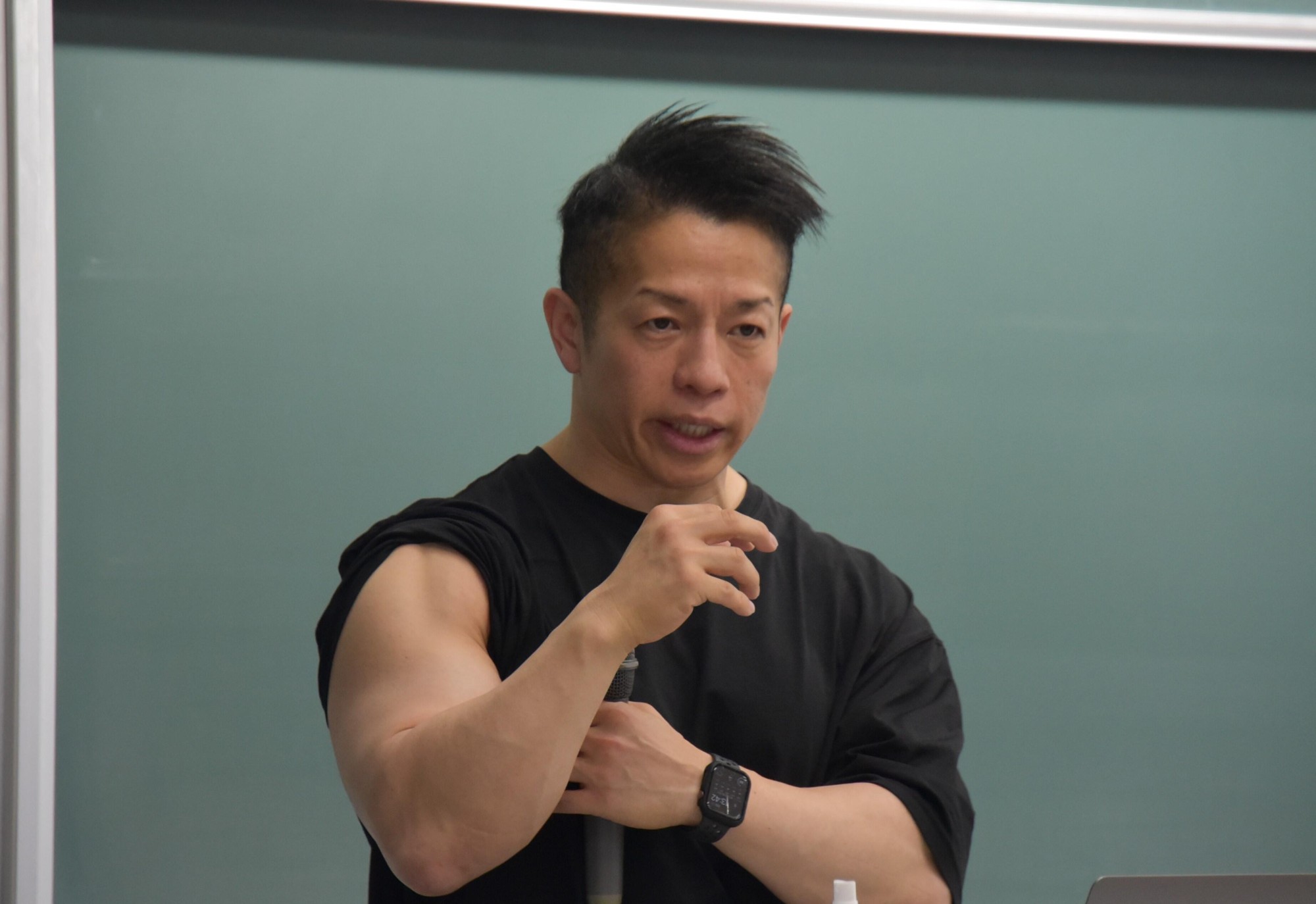 【名城大学】ボディービルダー「バズーカ岡田」で知られる日本体育大学の岡田隆教授が薬学部で講義