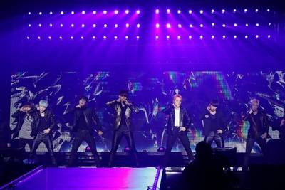 「2015 BTS LIVE＜花様年華 on stage＞ ～Japan Edition～at YOKOHAMA ARENA」©2015 BigHit Entertainment/PONY CANYON INC.