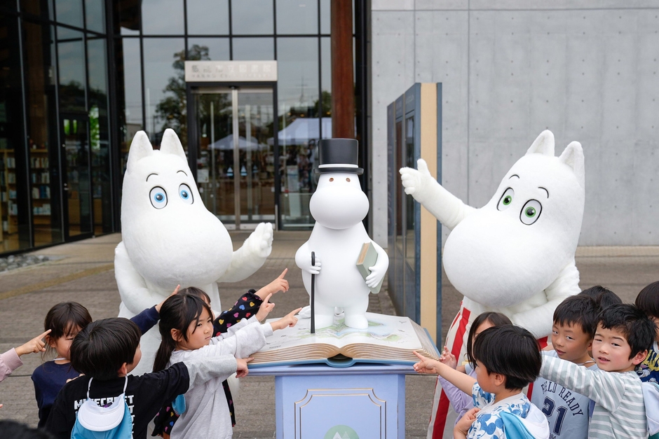 セレモニーに参加した山手保育所の園児とムーミントロール・ムーミンママ