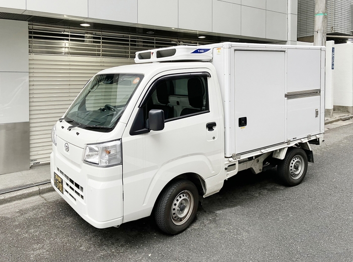 配送には温度管理が可能な小型車両を使用