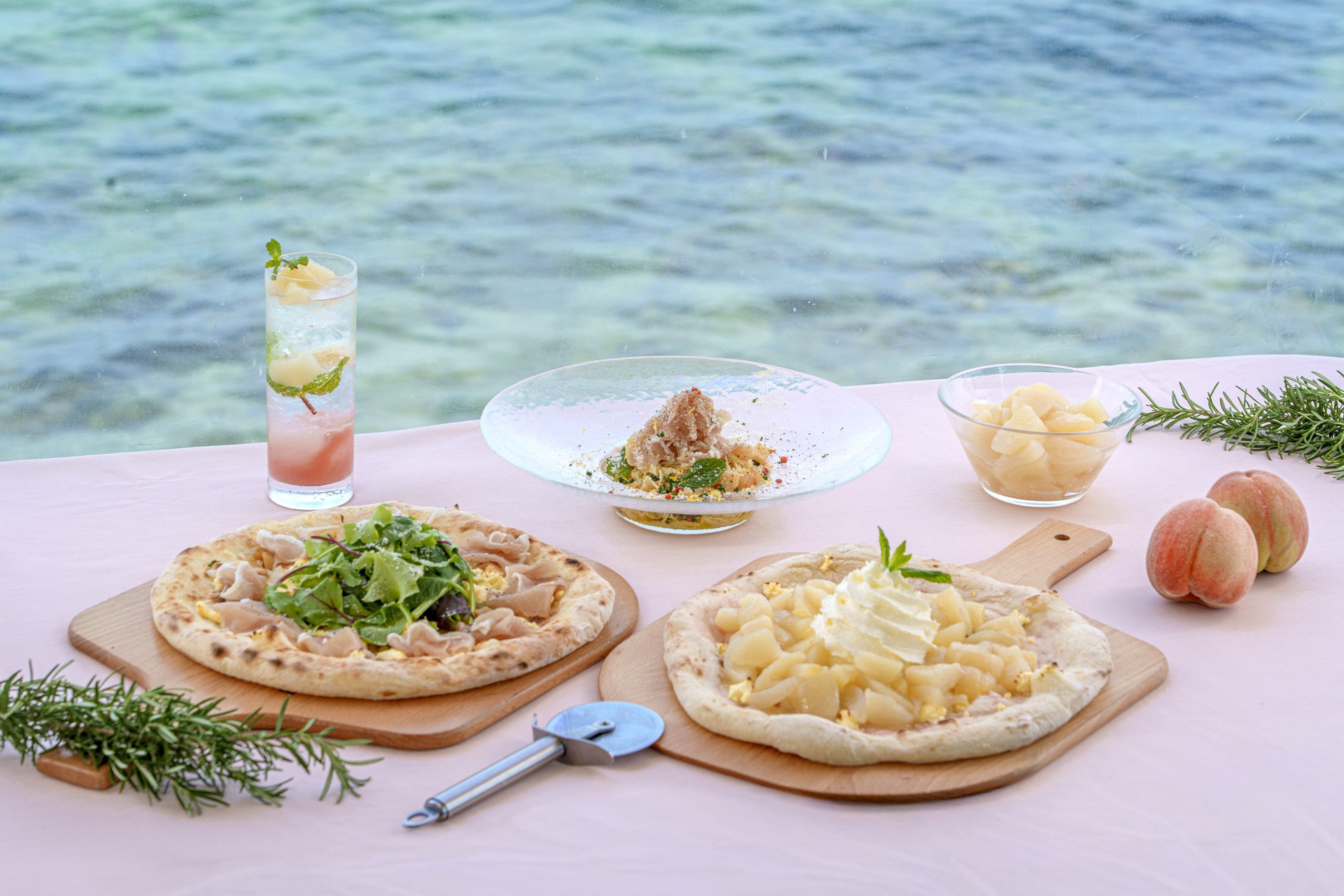 桃を好きなだけかけてOK！“桃かけ放題ピザ”が淡路島西海岸『miele』に登場！
桃づくしの夏メニュー 6月1日より開始！