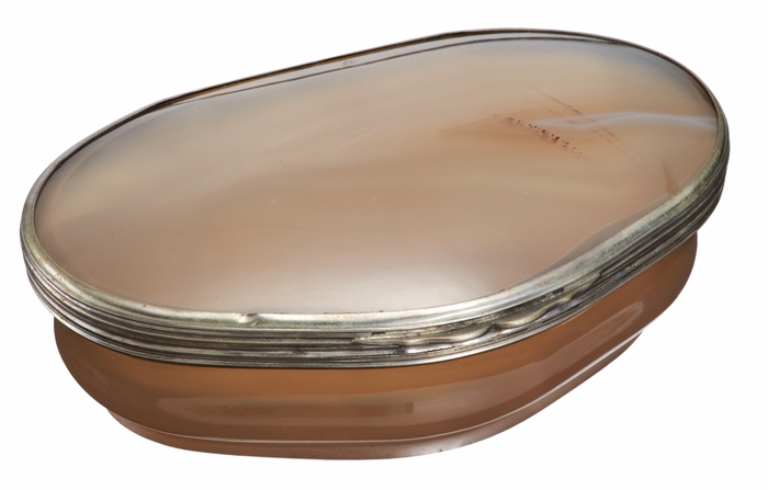 Photo.06 瑪瑙製銀縁取り嗅ぎたばこ入れ 製作地不詳 18世紀