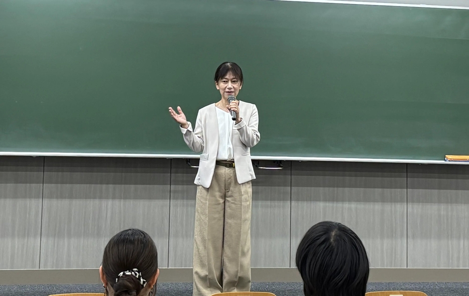 学生たちにメッセージを送る伊藤センター長
