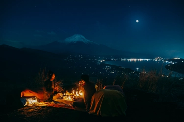 星のや富士　富士の絶景を望みながら秋の月夜を楽しむ1日1組限定プログラム「富士ムーンナイトピクニック」開催　期間：2020年9月1日〜11月30日　半月・満月の夜限定