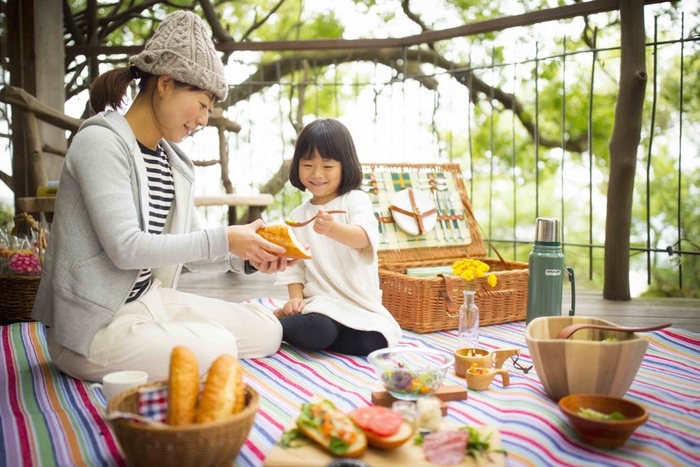 森の中 親子でピクニックイメージ