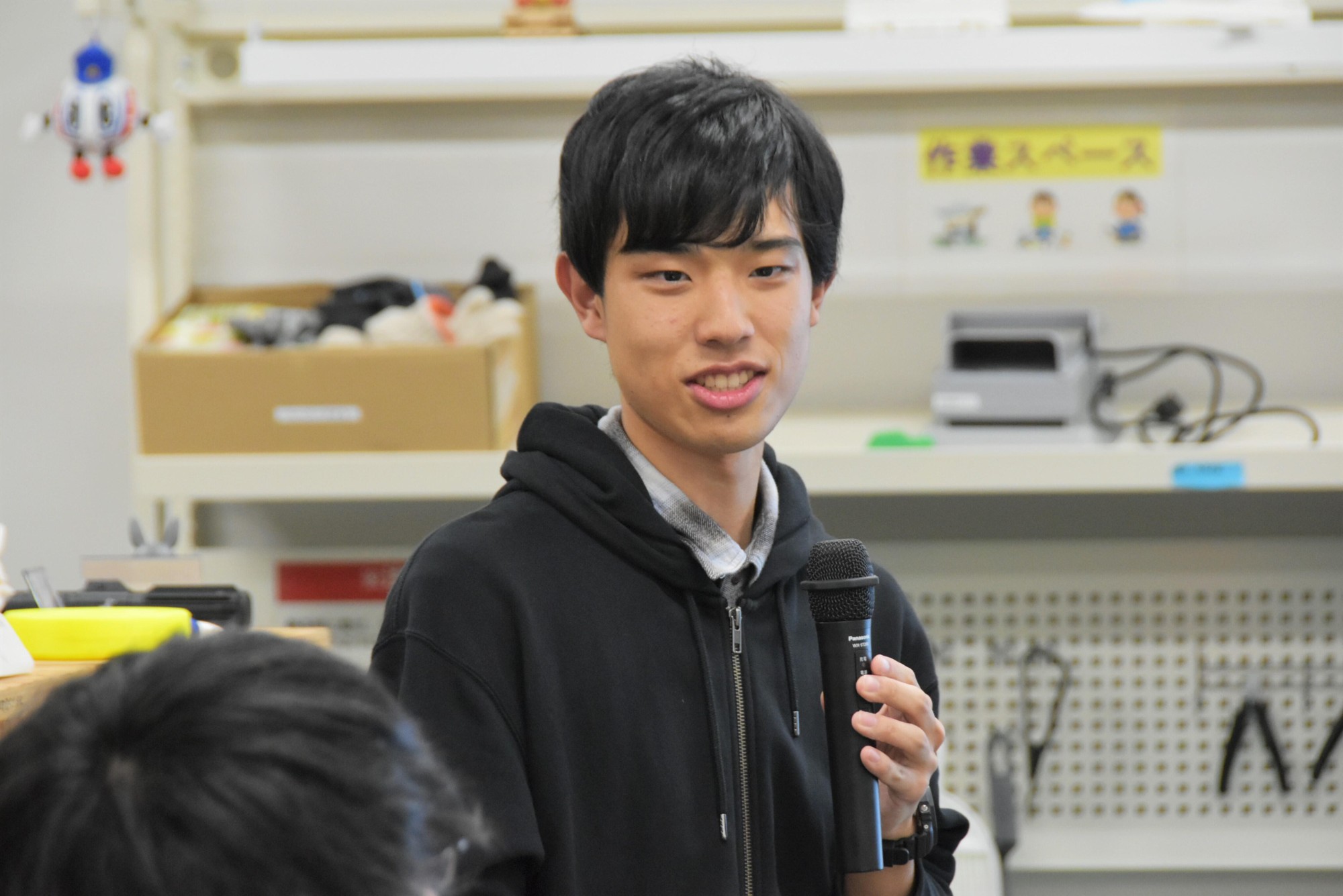 司会を務めた梶浦大和さん(都市情報学部1年)