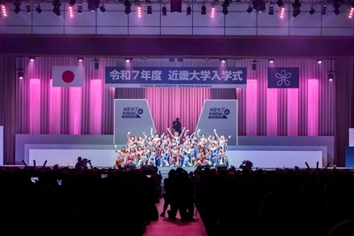 令和7年度近畿大学入学式での「KINDAI WELCOMES」