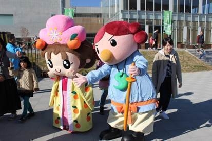 左：千曲市キャラクター「あん姫」右：千曲市屋代駅前商店街キャラクター「ヤシロウ」