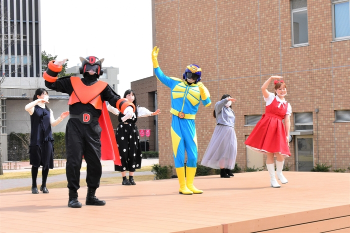 大学内、入陽の丘にて「ロックン★チュバ」を踊りました YouTubeに、近日公開予定