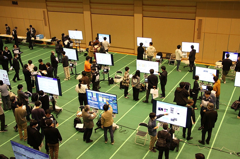 「法政科学技術フォーラム2025」での学生によるポスター発表の様子