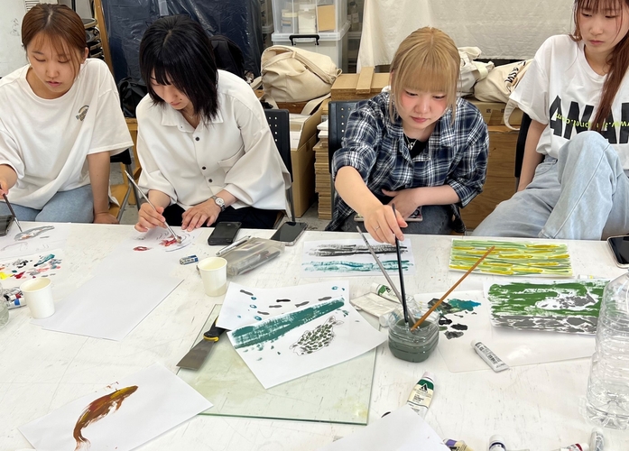 壁画に描く素材を検討する学生たち（芸術学部・五十嵐英之研究室提供）