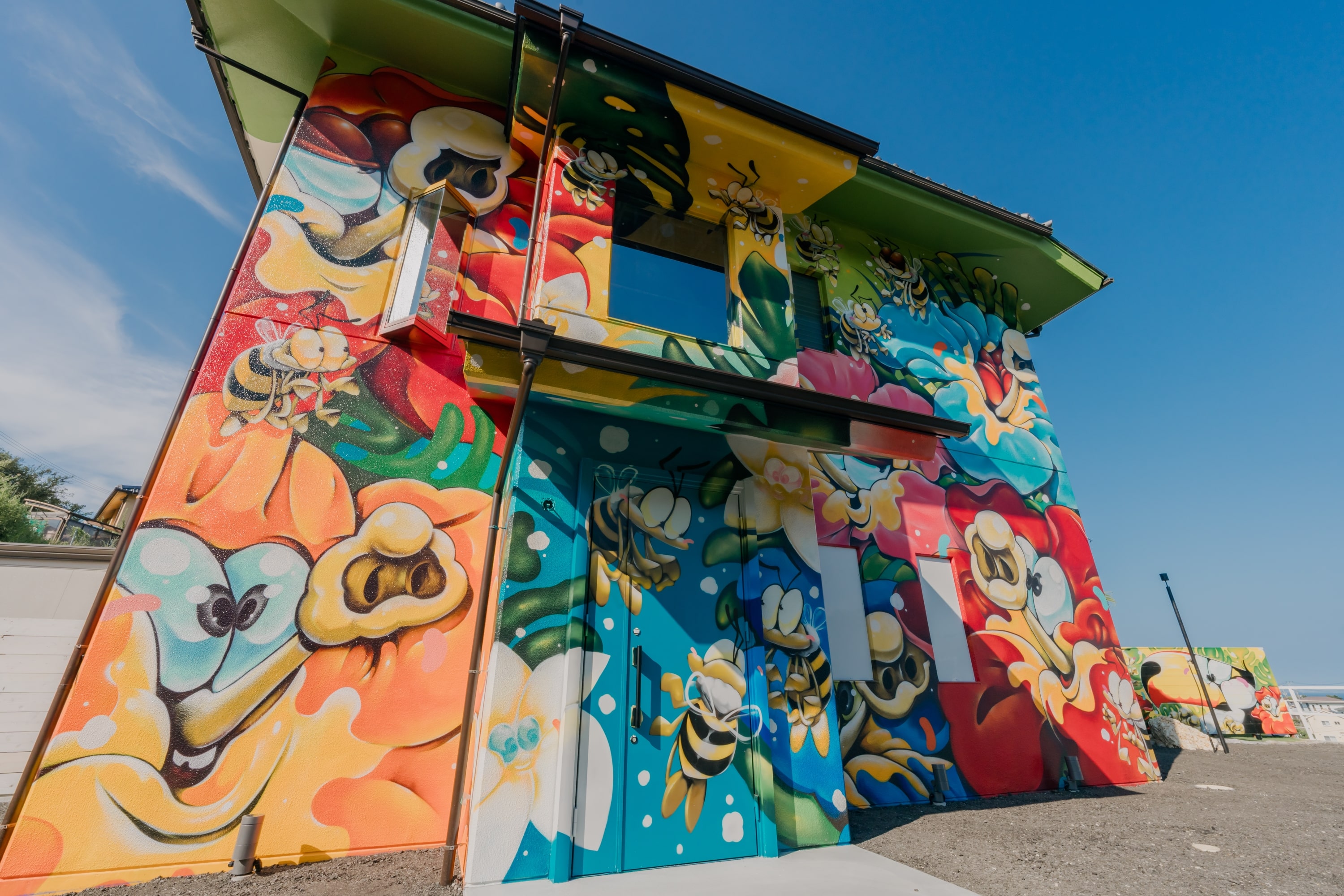 【淡路島】絵本の世界みたいな”サプライズ宿”で、夏の思い出を
かき氷×アイス食べ放題×手持ち花火、ぜんぶ無料で。
子どもが主役！ 1日1組限定「+Lei Ohana」の夏休み旅行
