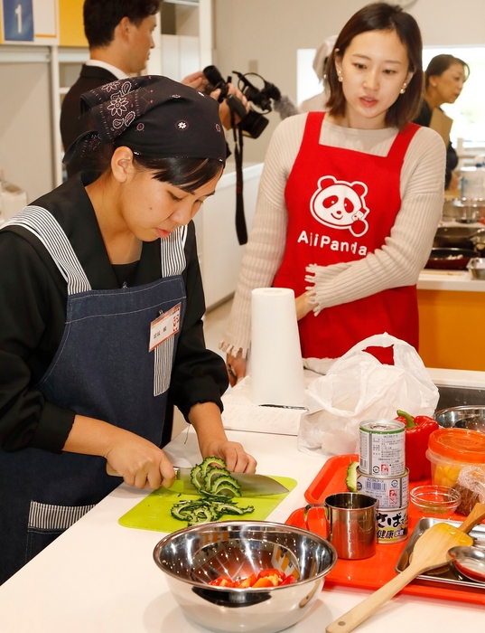 調理審査の模様(味の素グループうま味体験館にて):特別審査員・瀬戸優佳さん