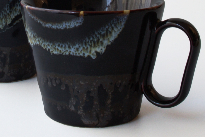 漆黒の釉薬に藁灰が織りなす渚のような景色が浮かび上がる