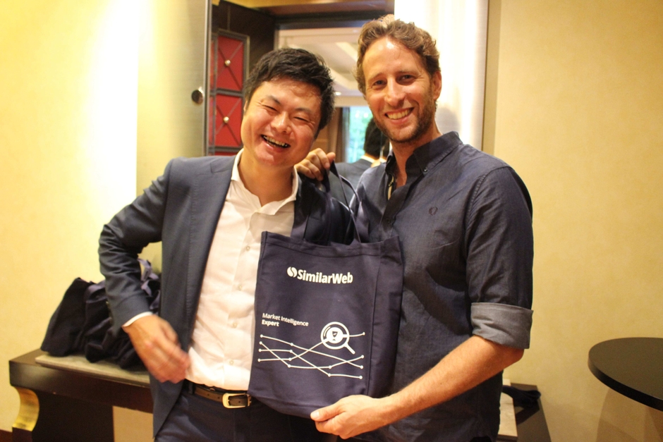 シミラーウェブ(SimilarWeb)CEO オアー・オフェル氏(右)と株式会社ギャプライズ社 代表取締役社長 甲斐 亮之氏(左)