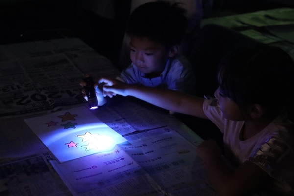 ライトで照らすと暗闇に絵が浮かび上がります