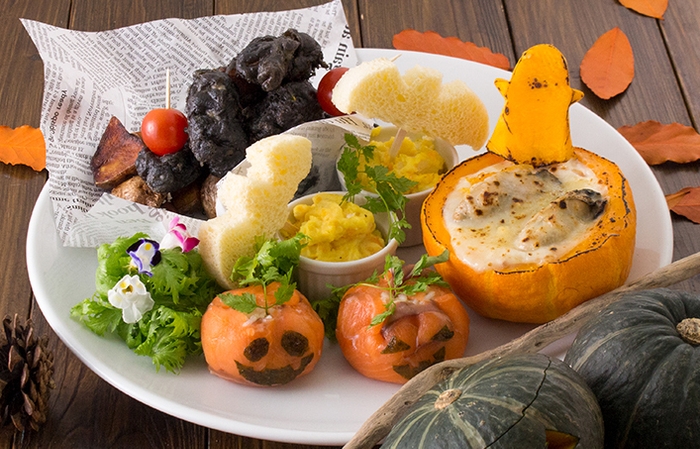 ハロウィンプレート(先着1,000名様へプレゼント、写真は2名様分)