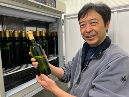 乾杯用のワインを準備する金子明裕・ワイン発酵科学センター長