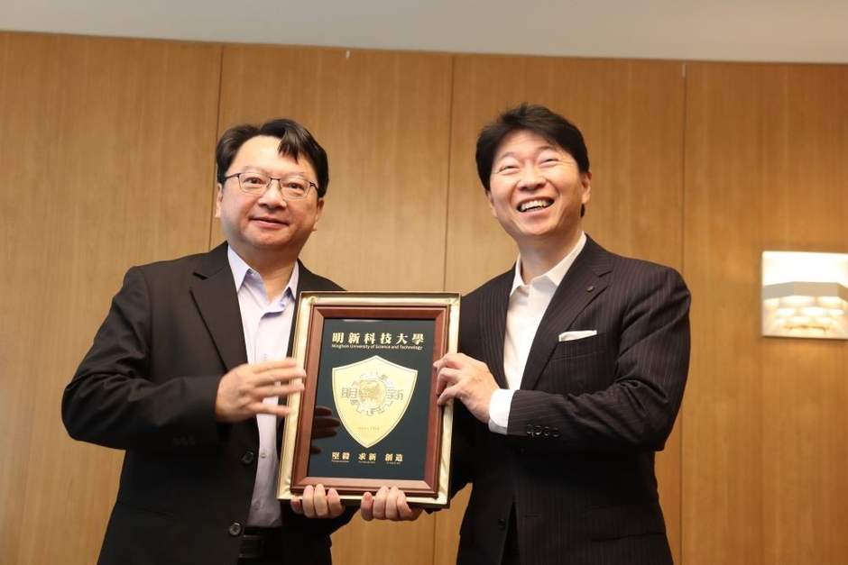 伊原木知事(右)に記念品を贈る明新科技大学の呂学長(左)