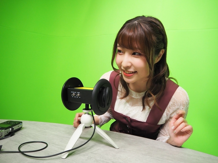 録音風景カット(緒方佑奈)