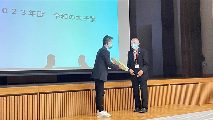 京都第一支部　畑支部長（右）から富山第二支部　笹川支部長へのお宿引き継ぎの様子