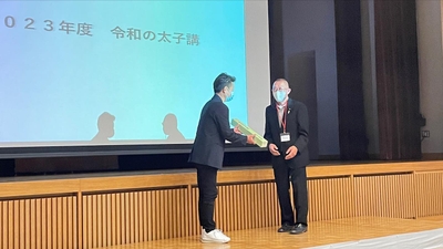 京都第一支部 畑支部長(右)から富山第二支部 笹川支部長へのお宿引き継ぎの様子