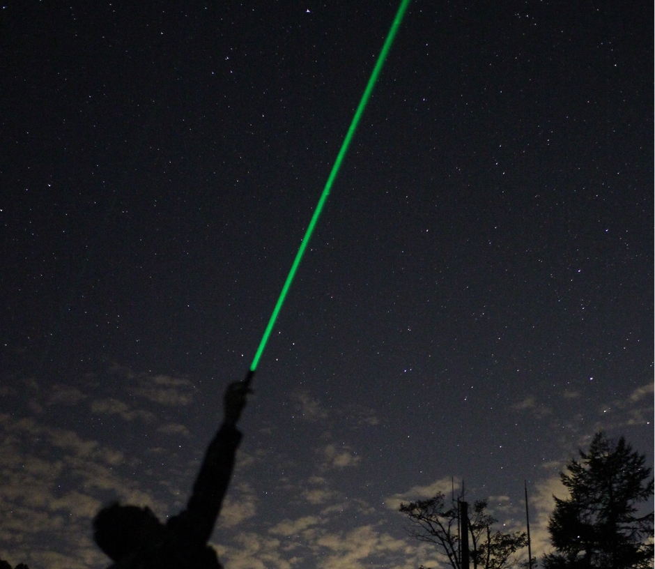 レーザー光線を使い星座解説