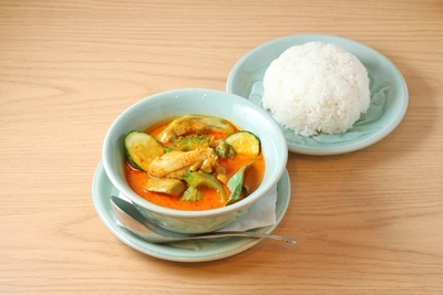夏カレー 自社栽培イーラ―香る鶏肉と夏野菜のカレー