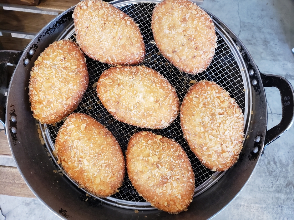 パン屋のぱんじー(地元の人気カレーパン)