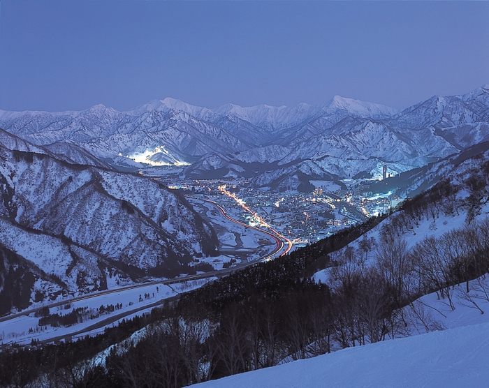 湯沢町の夜間雪景色