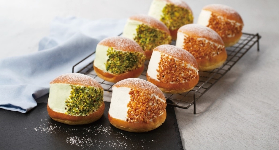 左から、マリトッツォ ピスタチオ＆フランボワーズ 550円、マリトッツォ レアチーズ＆プラリネ 495円