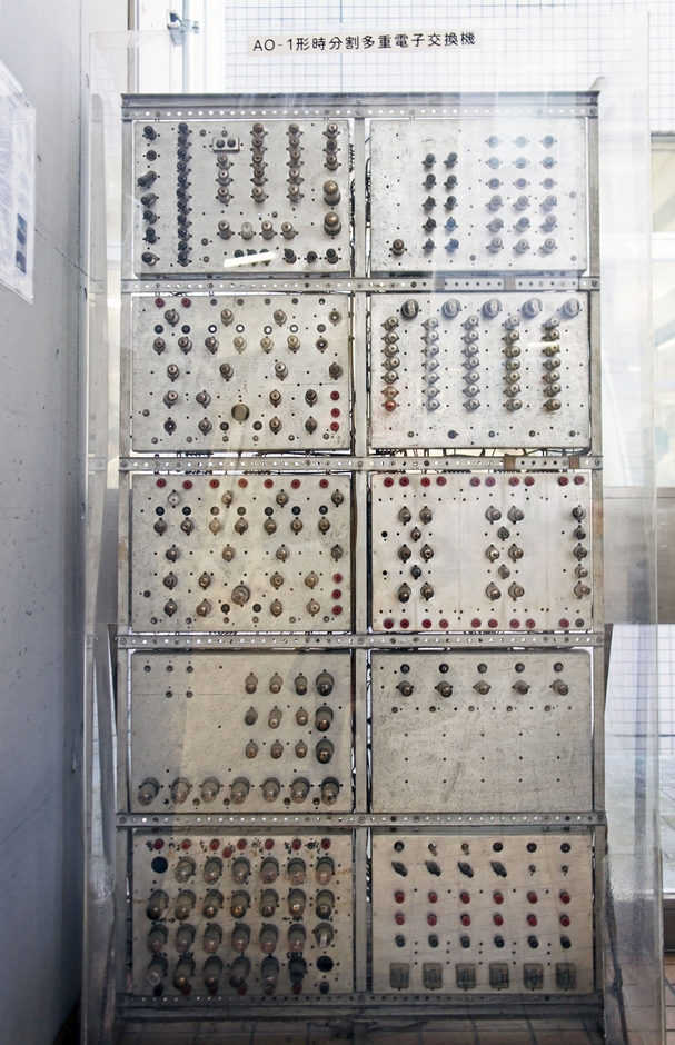 AO-1の前面には、多数の真空管がならぶ