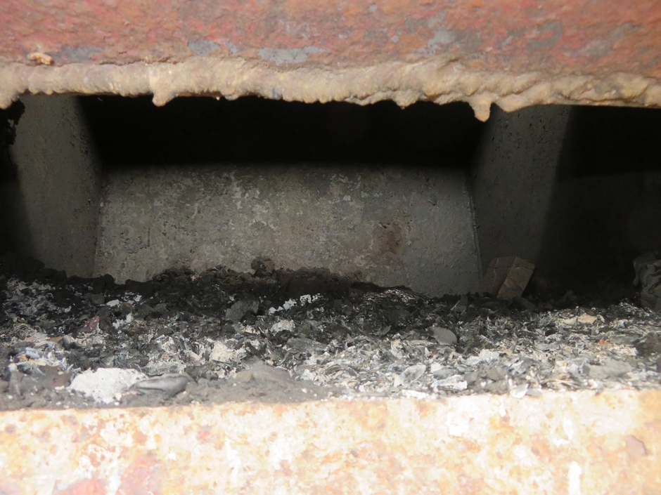 5時間後の分解炉内(紙類の灰残渣だけ)