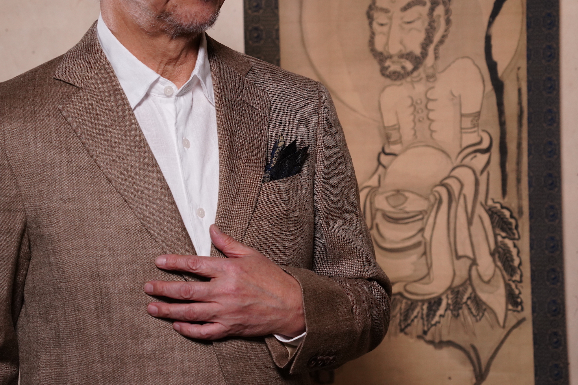 軸装に使う布地「裂地(きれじ)」で表装された絵図とRIKYU CHIEF