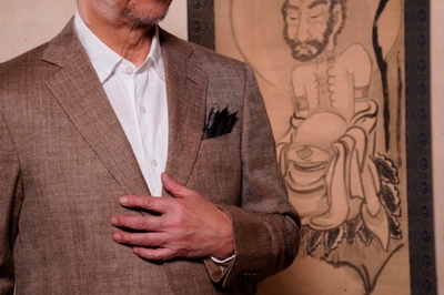 軸装に使う布地「裂地(きれじ)」で表装された絵図とRIKYU CHIEF