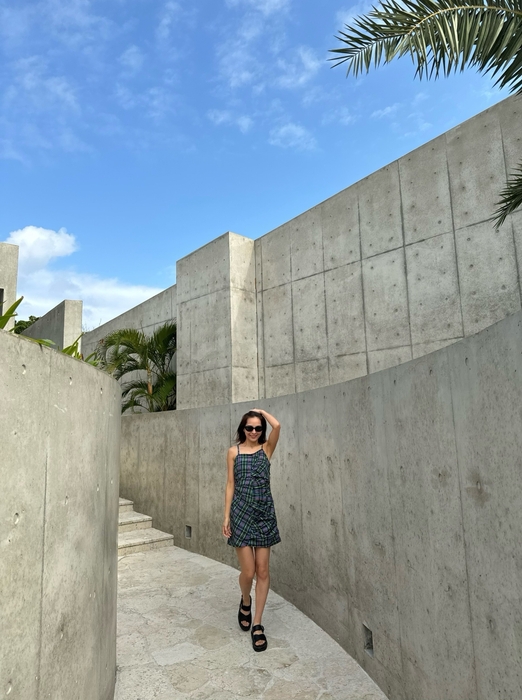 LECEB SESOKO VILLA Seaside deluxe suite 玄関通路にて