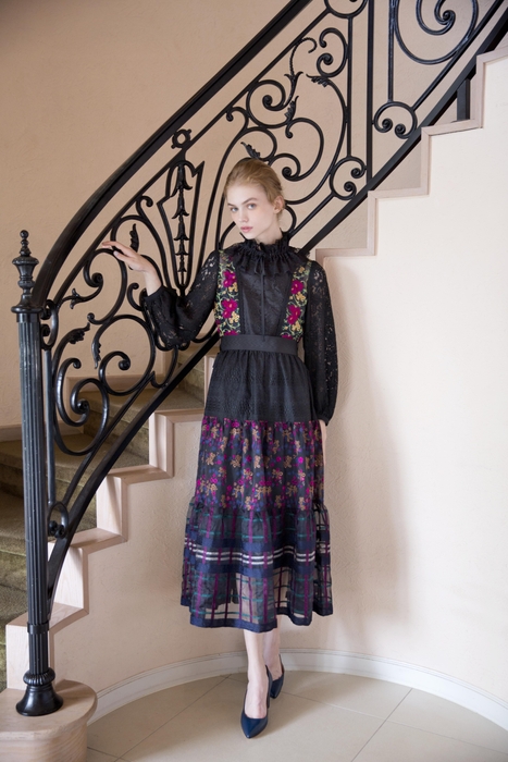 ブラックエンブロイダリーパッチワークワンピース 154,000円(税込)