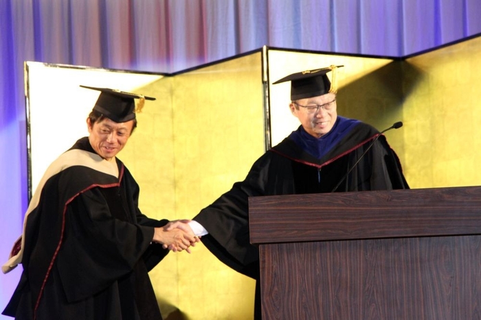 サプライズゲスト、サッカー元日本代表監督の岡田武史さん(右)が加計理事長(左)とがっちり握手