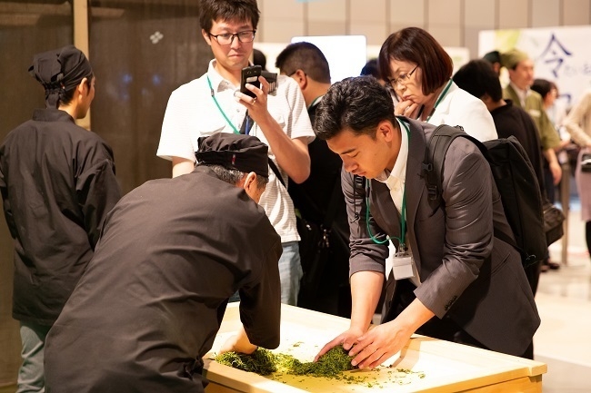 【触る】茶葉の手揉みコーナー　伝統の茶師体験