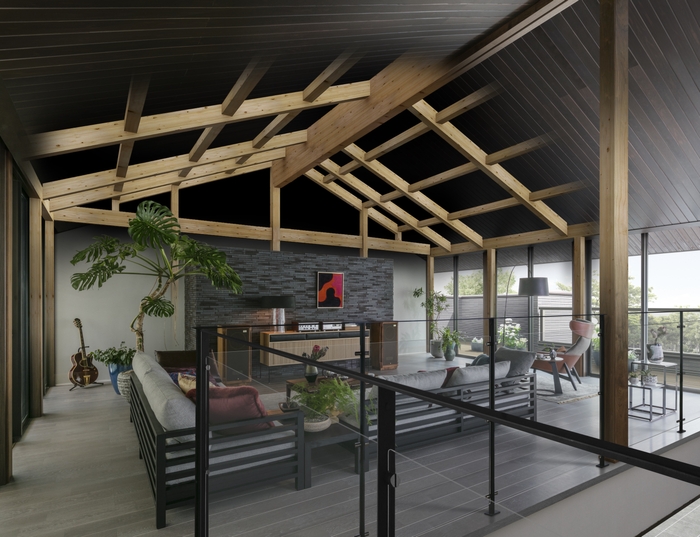 柱や梁と接合する小屋部材が出ないように工夫された『KOKAGE LOUNGE』の吹き抜け部分