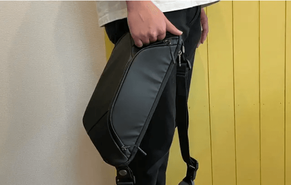 お好みのスタイル、気分でハンドグリップに指を通して持ち運ぶことも出来ます。