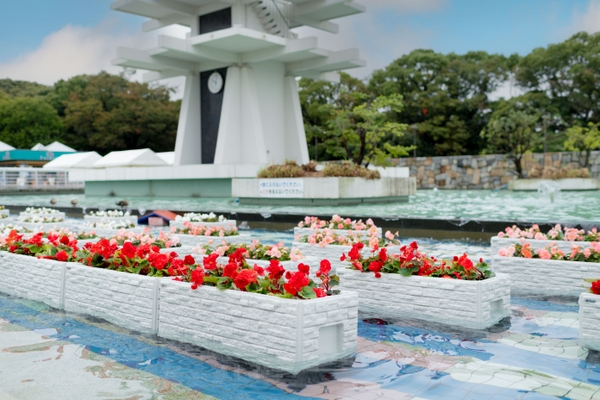 オリンピック記念塔前の水中花壇