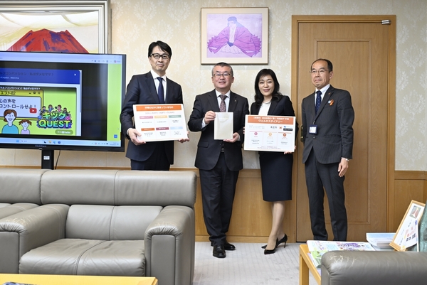 (左から)細野社長・吉田市長・島田代表・榊田保健部長