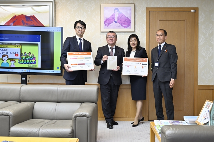 (左から)細野社長・吉田市長・島田代表・榊田保健部長