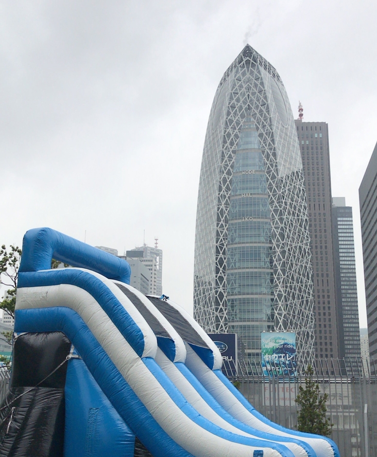 屋上広場にウォータースライダーが出現!