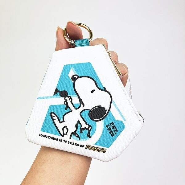 色や形が個性的なスヌーピーのポーチ