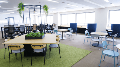 TS Expressの六郷BASEの2階にあるコワーキングスペース 同じフロアには3Dプリンターなどの装置を備えた試作室も 1階のオープンスペースはウォークイン(未登録)で利用でき、各種イベントが行われている。